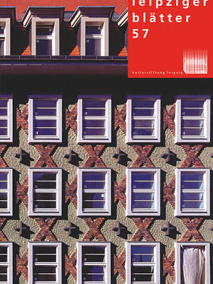 Titelseite der &bdquo;leipziger bl&auml;tter" 57 mit rotem Kopffeld und einer Fassade mit wei&szlig;en Fenstern und Ziegelrauten.