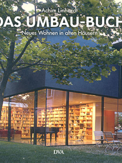 Buchcover &bdquo;Das Umbau-Buch" von Achim Linhardt mit einem abendlich beleuchteten Haus voller B&uuml;cherregale hinter Glas.